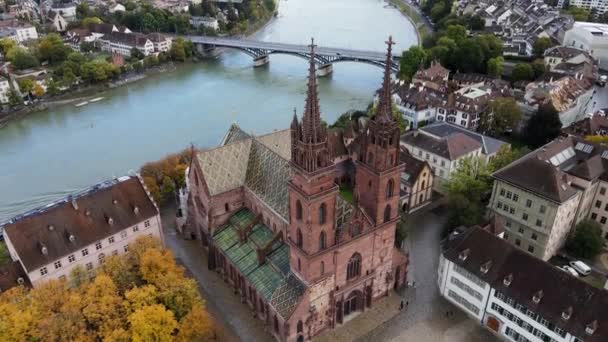 İsviçre 'deki ünlü Basel Katedrali — Stok video