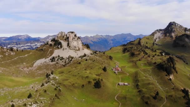 Populární hora ve Švýcarských Alpách s názvem Schynige Platte ve Švýcarsku — Stock video