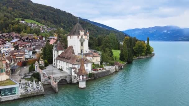 Slavný hrad Oberhofen u jezera Thun ve Švýcarsku — Stock video