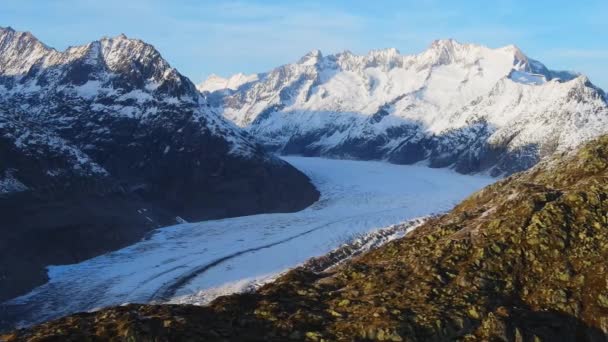 Знаменитый ледник Алеч в швейцарских Альпах - Швейцария сверху — стоковое видео