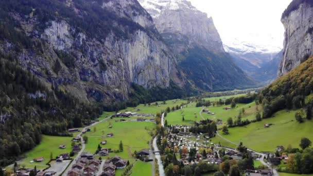 İsviçre 'deki Lauterbrunnen köyünün üzerinde meşhur şelalesiyle hava manzarası. — Stok video