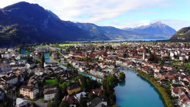 Vista aérea sobre a cidade de Interlaken na Suíça — Vídeo de Stock