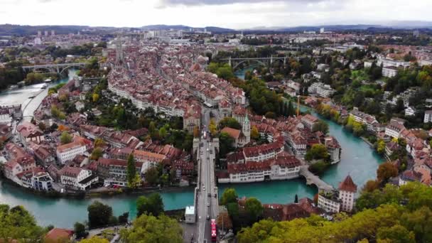 スイスのベルンの歴史地区-首都を見下ろす航空路 — ストック動画