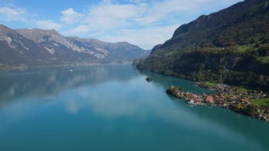 Brienz Gölü İsviçre 'deki Brienzersee' yi de mavi sularıyla çağırır.