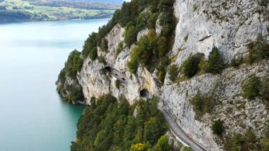 İsviçre 'de Thun Gölü boyunca panoramik cadde