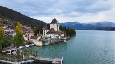 İsviçre 'deki Thun Gölü' nde ünlü Oberhofen Şatosu