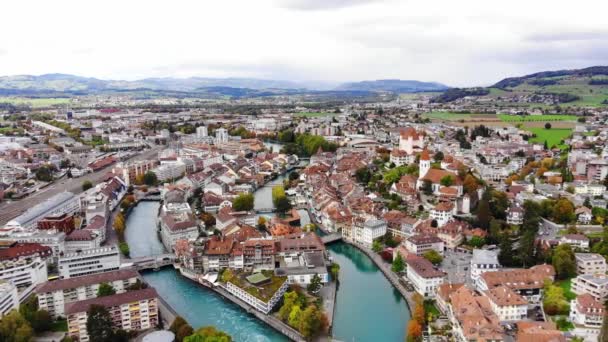 Město Thun ve Švýcarsku - úžasné záběry dronů — Stock video