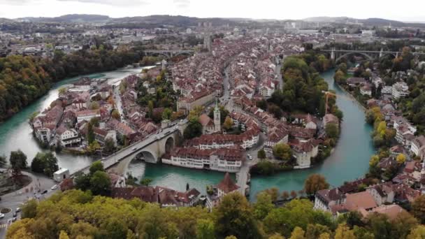 Πτήση πάνω από την πόλη της Βέρνης στην Ελβετία - η πρωτεύουσα από ψηλά — Αρχείο Βίντεο