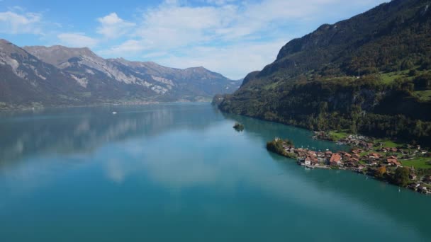 Lago Brienz también llamado Brienzersee en Suiza con su agua azul — Vídeo de stock