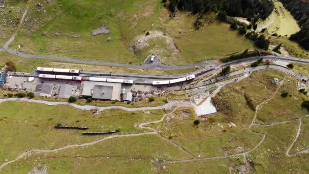 Διάσημος οδοντωτός σιδηρόδρομος στο βουνό Schynige Platte στην Ελβετία — Αρχείο Βίντεο