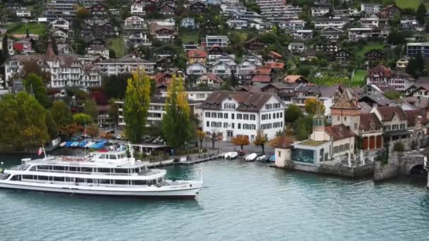 Berömda slottet Oberhofen vid sjön Thun i Schweiz — Stockvideo