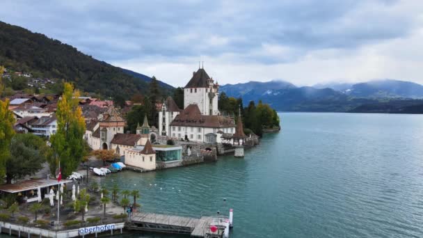Beroemd kasteel Oberhofen aan het Thunermeer in Zwitserland — Stockvideo