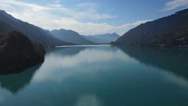 Jezioro Brienz zwane również Brienzersee w Szwajcarii z niebieską wodą — Wideo stockowe