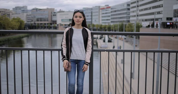 Jovem mulher asiática em uma cidade — Fotografia de Stock