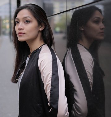 Şehirdeki genç Asyalı kadın