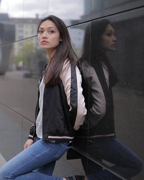 Joven mujer asiática en una ciudad — Foto de Stock