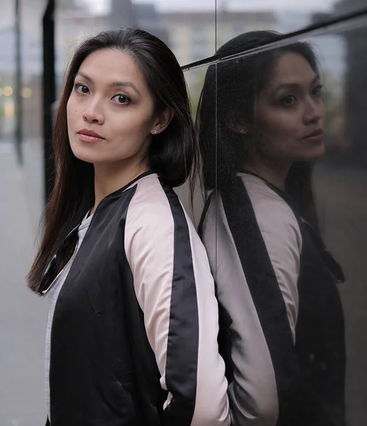 若いアジアの女性は、都市部でカメラのポーズ — ストック写真