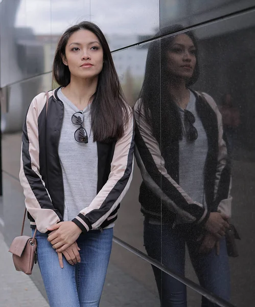 Şehirdeki genç Asyalı kadın