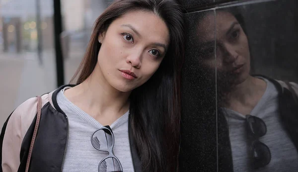 Jovem mulher asiática em uma cidade — Fotografia de Stock