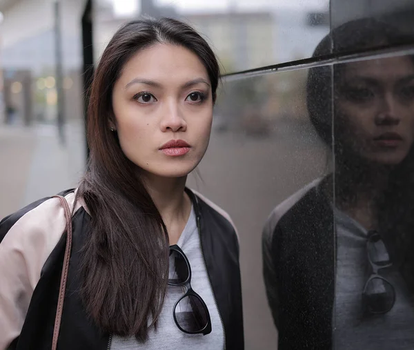 Молодая азиатка позирует перед камерой в городской зоне — стоковое фото