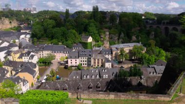 Grund bölgesi, güzel mimarisi, Alzette Nehri ve ikonik köprüsü ile Lüksemburg şehrinin kalbinde büyüleyici bir sahne yarattı.