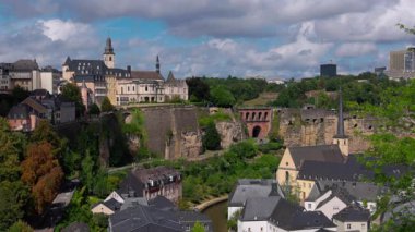 Lüksemburg şehrinin tahkimatları ve şehir manzarasının panoramik manzarası zengin tarihi ve mimari güzelliğini gözler önüne seriyor.