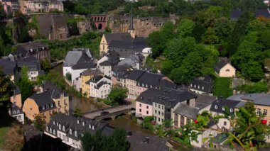 LUXEMBOURG, EUROPE - SEPTEMBER 1, 2025 - Grund bölgesinin renkli evleri, Alzette nehri ve Lüksemburg 'daki Neumunster Manastırı