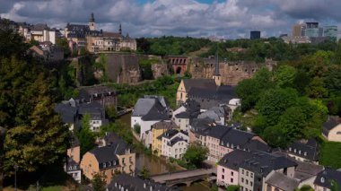Lüksemburg 'un panoramik manzarası, arka planda Alzette Nehri boyunca uzanan renkli evleri ve modern Kirchberg semtiyle tarihi Grund bölgesini gözler önüne seriyor.