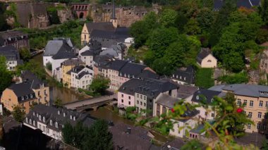 Lüksemburg 'un tarihi Grund bölgesinin panoramik manzarasında Alzette Nehri, Neumunster Manastırı ve şehrin tahkimatları sergileniyor.