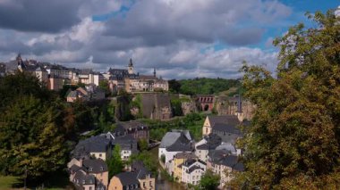Lüksemburg 'un şehir manzarası modern ve tarihi mimarinin bir karışımını sunar. Resmedilmeye değer bir manzara içerisindedir.
