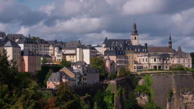 Lüksemburg 'un tarihi binalarının panoramik manzarası ve bulutlu gökyüzü altındaki tahkimatlar