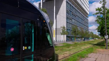 LUXEMBOURG, EUROPE - 1 Eylül 2025 - Lüksemburg 'da bir istasyona yaklaşan modern tramvay sürdürülebilir toplu taşımacılık