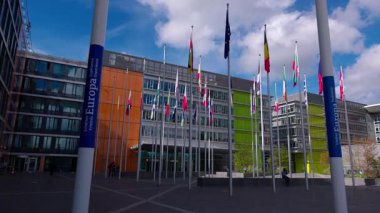 LUXEMBOURG, EUROPE - 1 Eylül 2025 - Lüksemburg Büyük Dükalığı 'nın başkenti Lüksemburg' daki Avrupa Parlamentosu binasının önünde rüzgarda sallanan Avrupa ülkelerinin bayrakları
