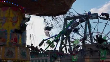 LUXEMBOURG, EUROPE - 1 Eylül 2025 - İnsanlar Lüksemburg, Avrupa 'daki bir lunaparkta salıncaklı bir atlıkarınca gezisinde eğleniyorlar