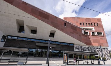 LUXEMBOURG, EUROPE - 1 Eylül 2025 - Lüksemburg Ulusal Kütüphanesi 'nin özel mimarisi ile birlikte Lüksemburg' da bulunan modern binası