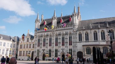 BRUGES, BELGIUM - 15 Eylül 2025 - Burg Meydanı 'nda gotik mimarisi olan tarihi belediye binası