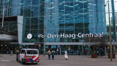 HAG, NETHERLANDS - 14 Eylül 2025 - Den Haag Centraal tren istasyonunun önüne park etmiş insanlar
