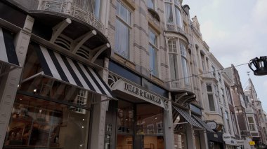 HAGUE, NETHERLANDS - 14 Eylül 2025 - Hollanda 'nın Lahey kentindeki tarihi bir caddede Dille ve Kamille dükkan cephesi