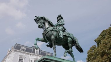 HAG, NETHERLANDS - 14 Eylül 2025 - William of Orange equestrian heykeli Lahey 'de bir gökyüzüne çarpıyor