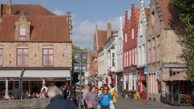 BRUGES, BELGIUM - 15 Eylül 2025 - Belçika 'nın Bruges kentindeki büyüleyici ortaçağ mimarisi ve kanallarını keşfeden turistler