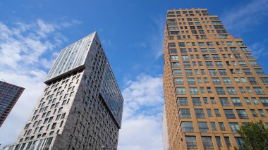 ROTTERDAM, NETHERLANDS - 13 Eylül 2025 - Hollanda Rotterdam kentsel manzarasını tanımlayan modern mimari