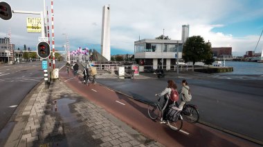 ROTTERDAM, NETHERLANDS - 13 Eylül 2025 - İnsanlar Rotterdam, Hollanda 'da adanmış bir bisiklet yolunda bisiklet sürüyor.
