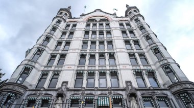 ROTTERDAM, NETHERLANDS - 13 Eylül 2025 - Witte Huis, Rotterdam siluetine egemen olan ikonik bir sanat eseri.