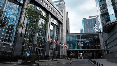 BRÜKSEL, BELGIUM - 12 Eylül 2025 - Avrupa Parlamentosu bayrakları ve AB sembolünü gösteren binası