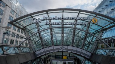 BRÜKSEL, BELGIUM - 12 Eylül 2025 - Bruxelles Lüksemburg istasyon binası Avrupa Bölgesi 'nde cam ve çelik yapıyı gösteriyor