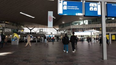 ROTTERDAM, NETHERLANDS - 13 Eylül 2025 - büyük bir ulaşım merkezi olan Rotterdam Centraal 'ın modern mimarisi içinde hareket eden insanlar