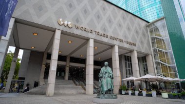 ROTTERDAM, NETHERLANDS - 13 Eylül 2025 - Dünya Ticaret Merkezi Beurs binası Gijsbert Karel van Hogendorp heykeli Rotterdam 'da