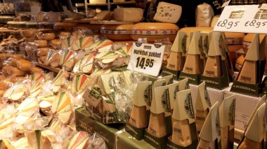 ROTTERDAM, NETHERLANDS - 13 Eylül 2025 Hollanda 'daki bir pazarda çeşitli peynir seçimleri sergileniyor