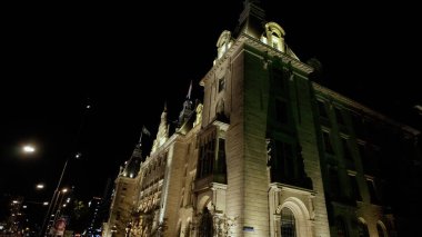 ROTTERDAM, NETHERLANDS - 13 Eylül 2025 - Stadhuis Rotterdam, tarihi bir belediye binası, geceleri aydınlatılmış, mimari ayrıntılarını gösteriyor