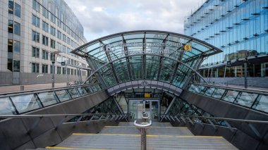 BRÜKSEL, BELGIUM - 12 Eylül 2025 - Bruxelles Lüksemburg tren istasyonu girişi Avrupa Parlamentosu binalarının yanındaki cam mimariyle